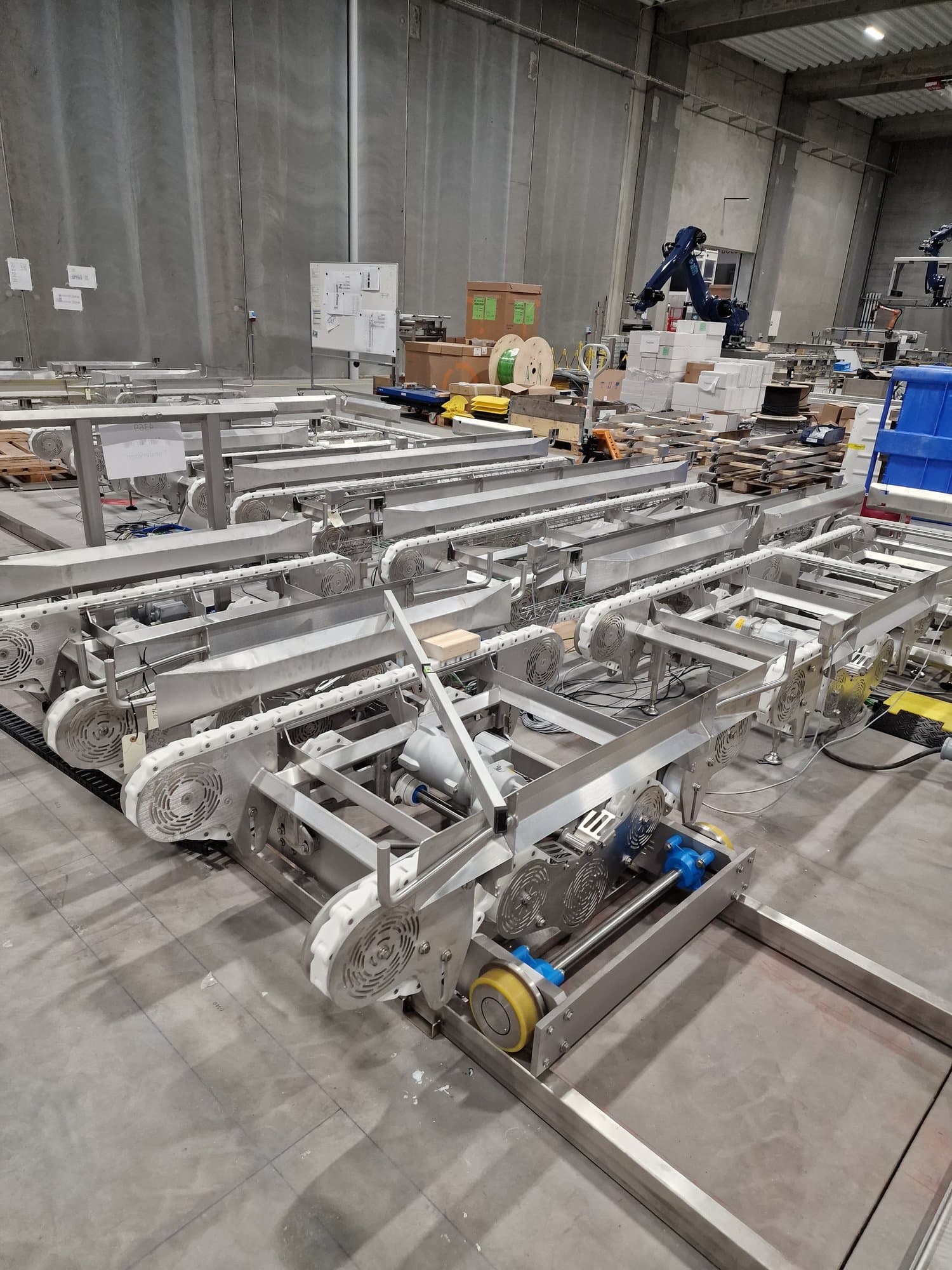 Industriel produktionslinje med transportbånd
