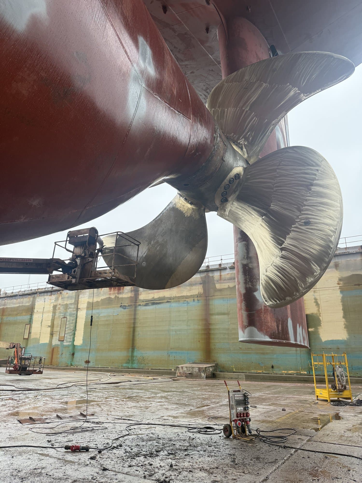 Nærbillede af bronzepropeller i tørdok