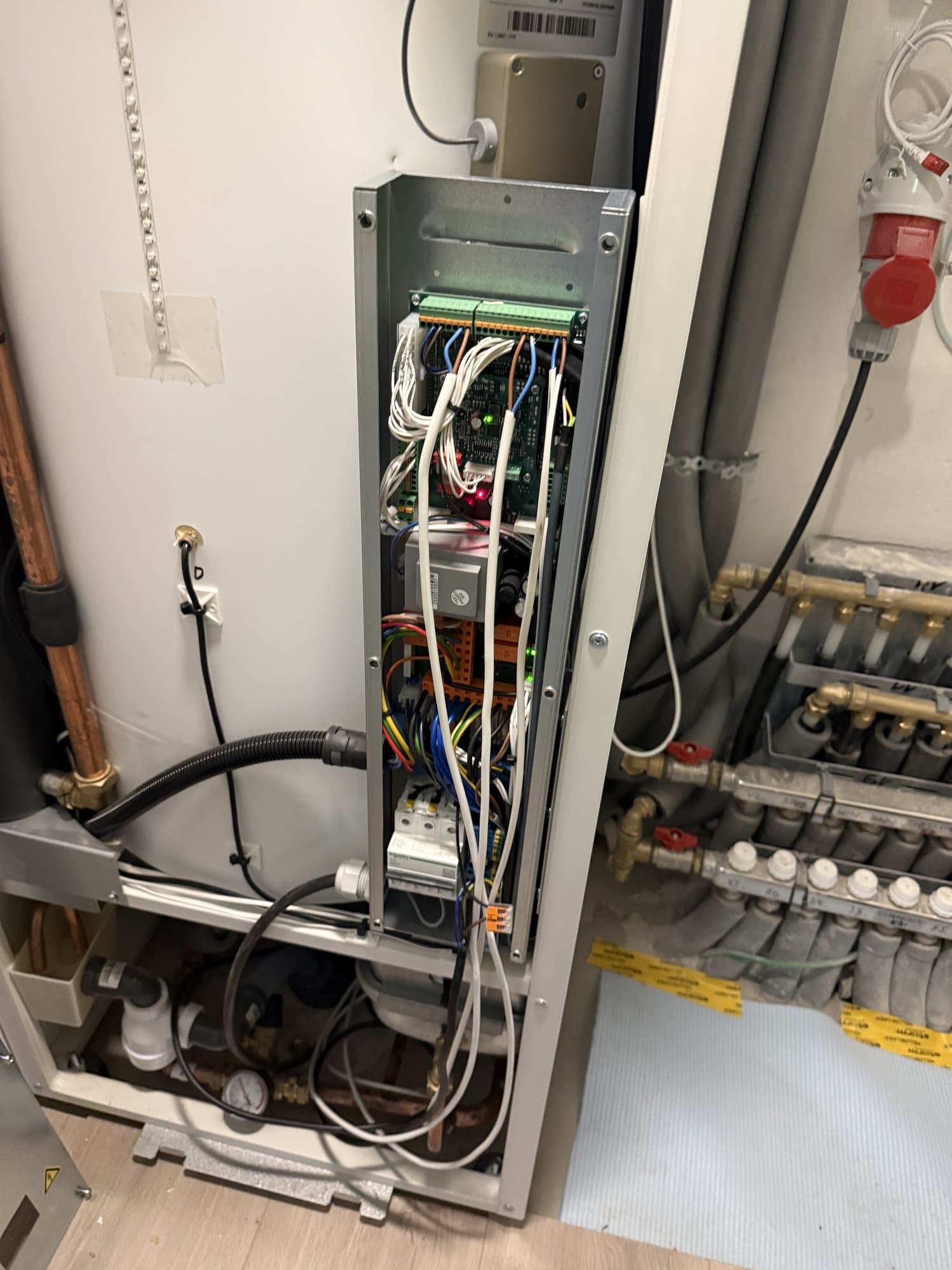 Electrical control cabinet with cabling