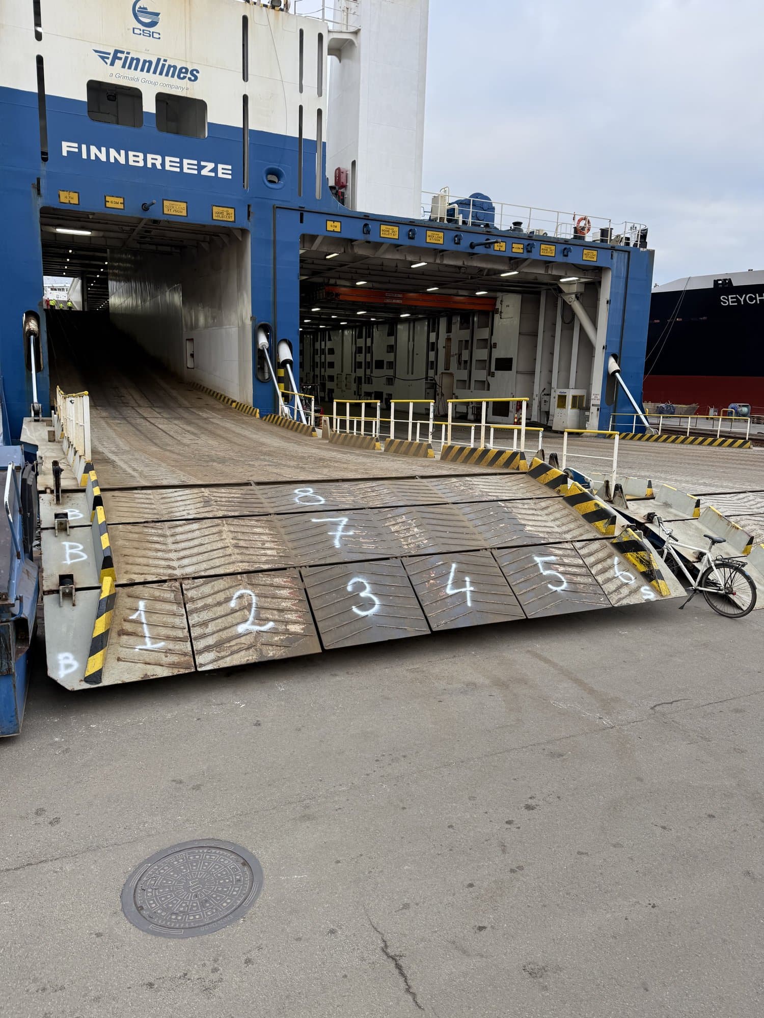 Ro/ro-skib med ramp ved kaj