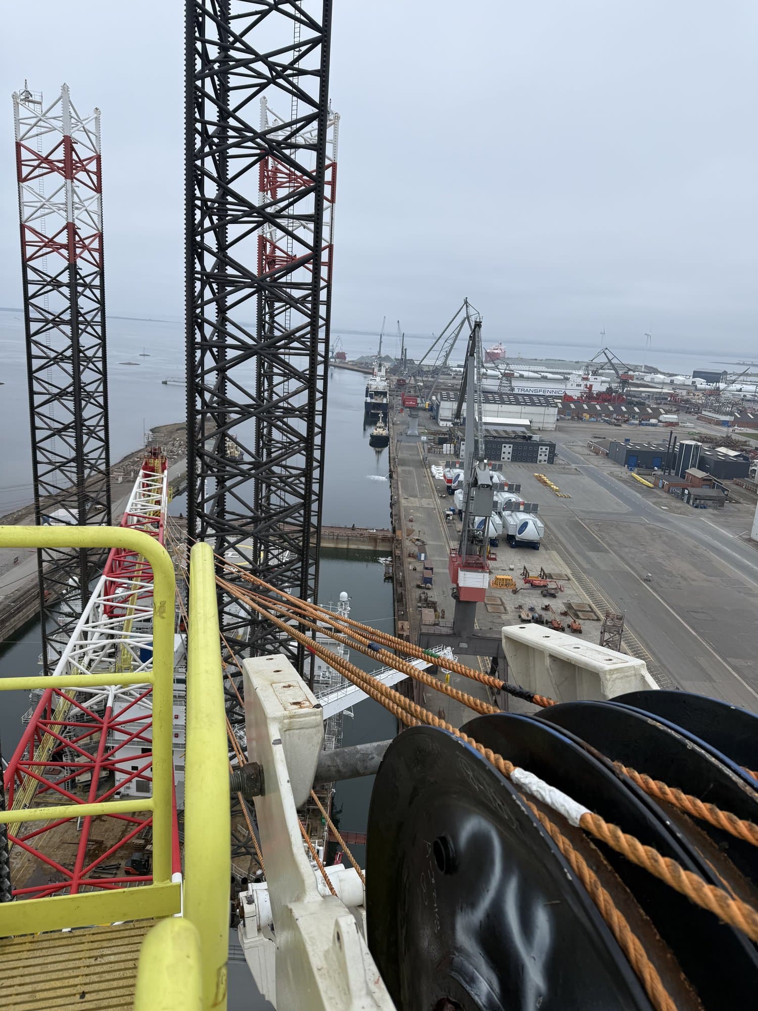 Udsigt fra værftskran over havnen
